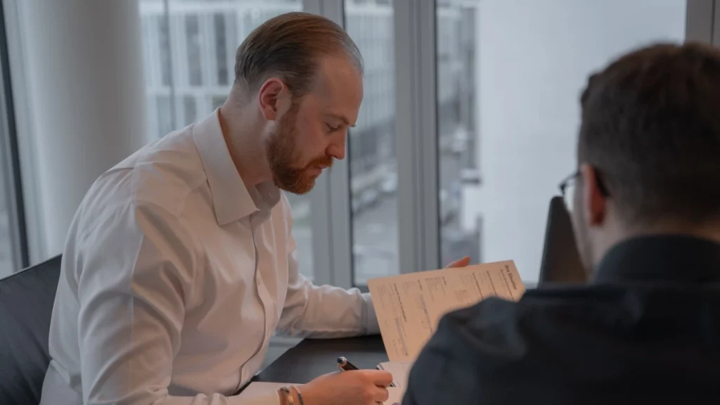 Holding-datenaufnahme-mit-lennard-paul-naumann – 1