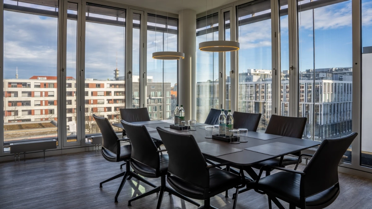 Lennard-paul-naumann-holding-beratung-muenchen-valuniq-business-consulting-buero – 1