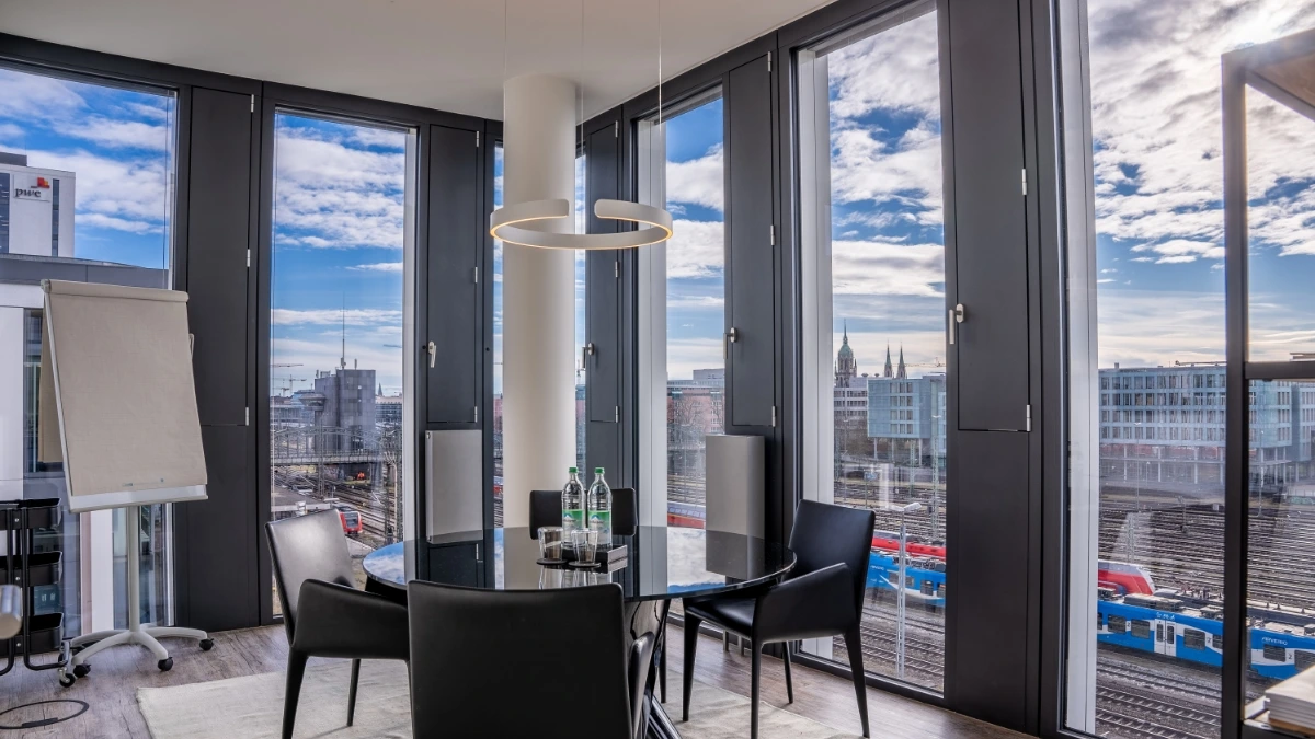 Lennard-paul-naumann-holding-beratung-muenchen-valuniq-business-consulting-buero – 3